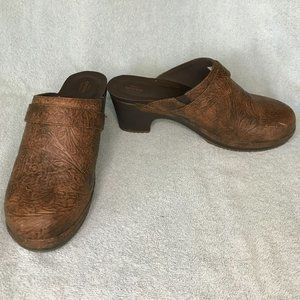 Crocs Mule Clogs Size 9 Triple Comfort Floral Abstract Pattern Brown